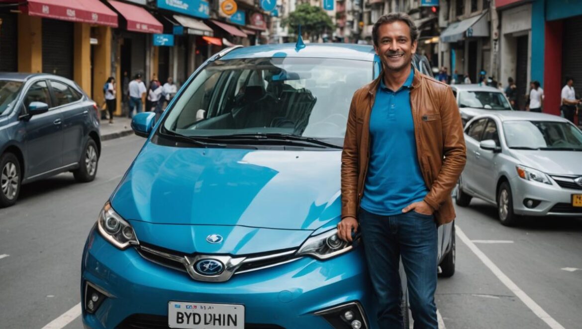 200,000 km en un BYD Dolphin: la odisea real que desmonta mitos sobre autos chinos A well-centered photo of a blue BYD Dolphin electric car parked on a busy Latin American city street, daytime editorial style, with an Uber sticker on the windshield. The driver (middle-aged Brazilian man) stands next to the car, smiling confidently, surrounded by urban life and light traffic. The mood is optimistic and professional, with clean, vibrant lighting and clear focus on both the driver and vehicle.