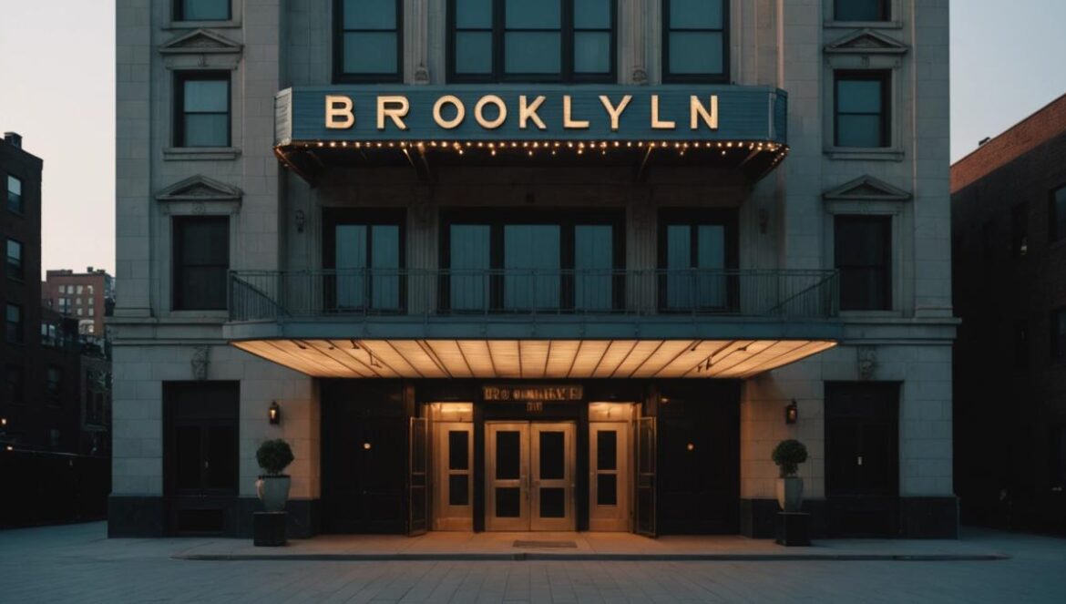 ¿Se apaga el Brooklyn Mirage? El club más icónico de NY al borde del colapso Fachada de Brooklyn Mirage al atardecer, vacía y con ambiente melancólico.