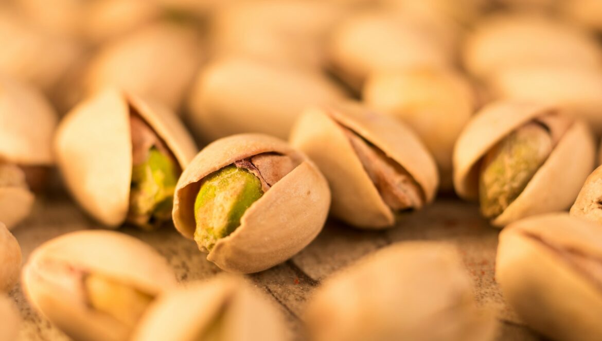 ¿Tiras las cáscaras de pistacho? El truco viral para salvar tus plantas a pile of pistachio nuts sitting on top of a table
