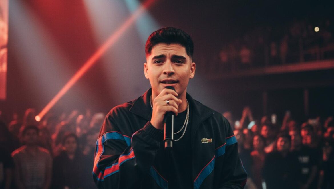 Bad Bunny esquiva EE.UU.: por qué su gira prioriza a sus fans ante ICE y reescribe las reglas del pop latino Cantante latino sobre el escenario, micrófono en mano, luces rojas y azules, mirada seria ante un público diverso.