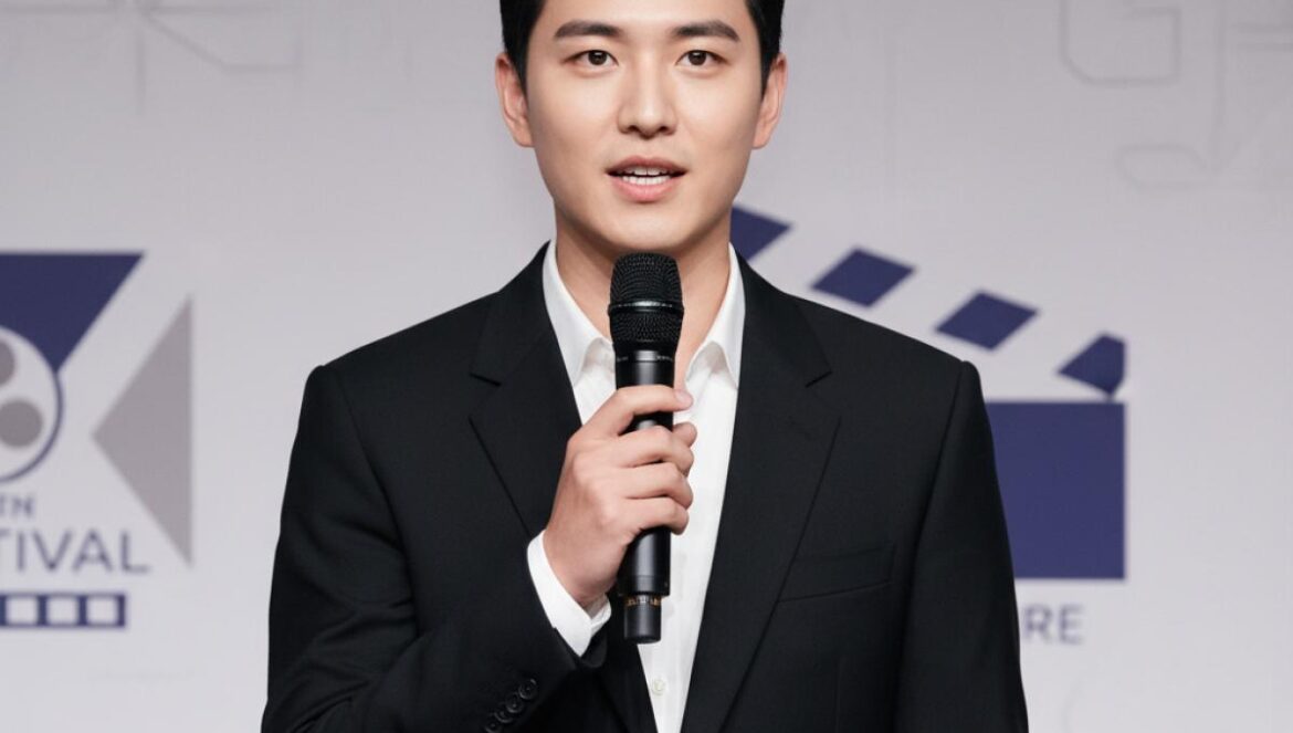 Byeon Wooseok en modo productor: así funcionará ‘SIFF x Byeon Wooseok: Shorts 2025’ y por qué puede cambiar el cine indie Actor asiático de traje negro presenta una iniciativa de cortometrajes frente a un fondo de festival.
