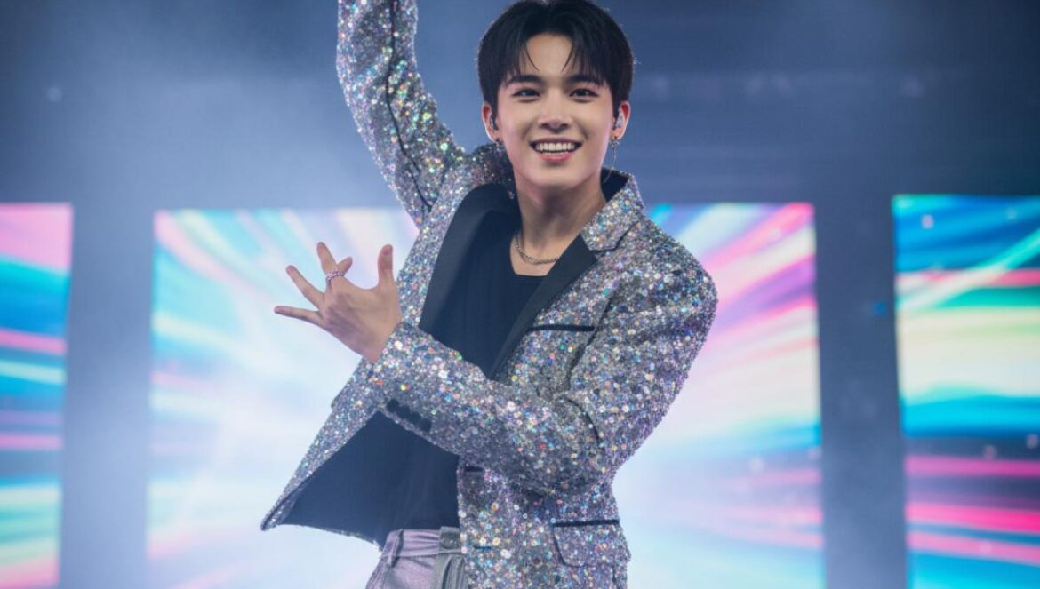 KeonHo de CORTIS enciende el K‑Pop: 4 razones por las que es el nuevo ‘noona killer’ Joven idol asiático sonriendo en el escenario, gesto de baile dinámico y luces neón.