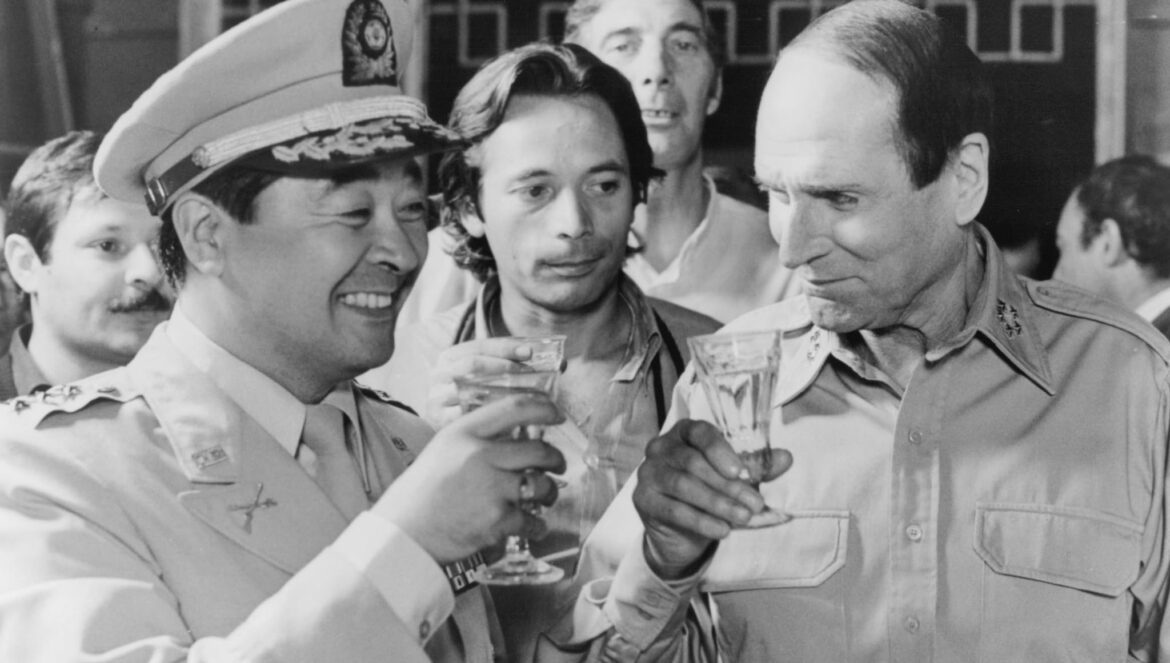 Laurence Olivier y el cheque de ‘Inchon’: ¿por qué aceptó el peor papel de su vida y qué nos dice hoy? One Way Productions - © 1981