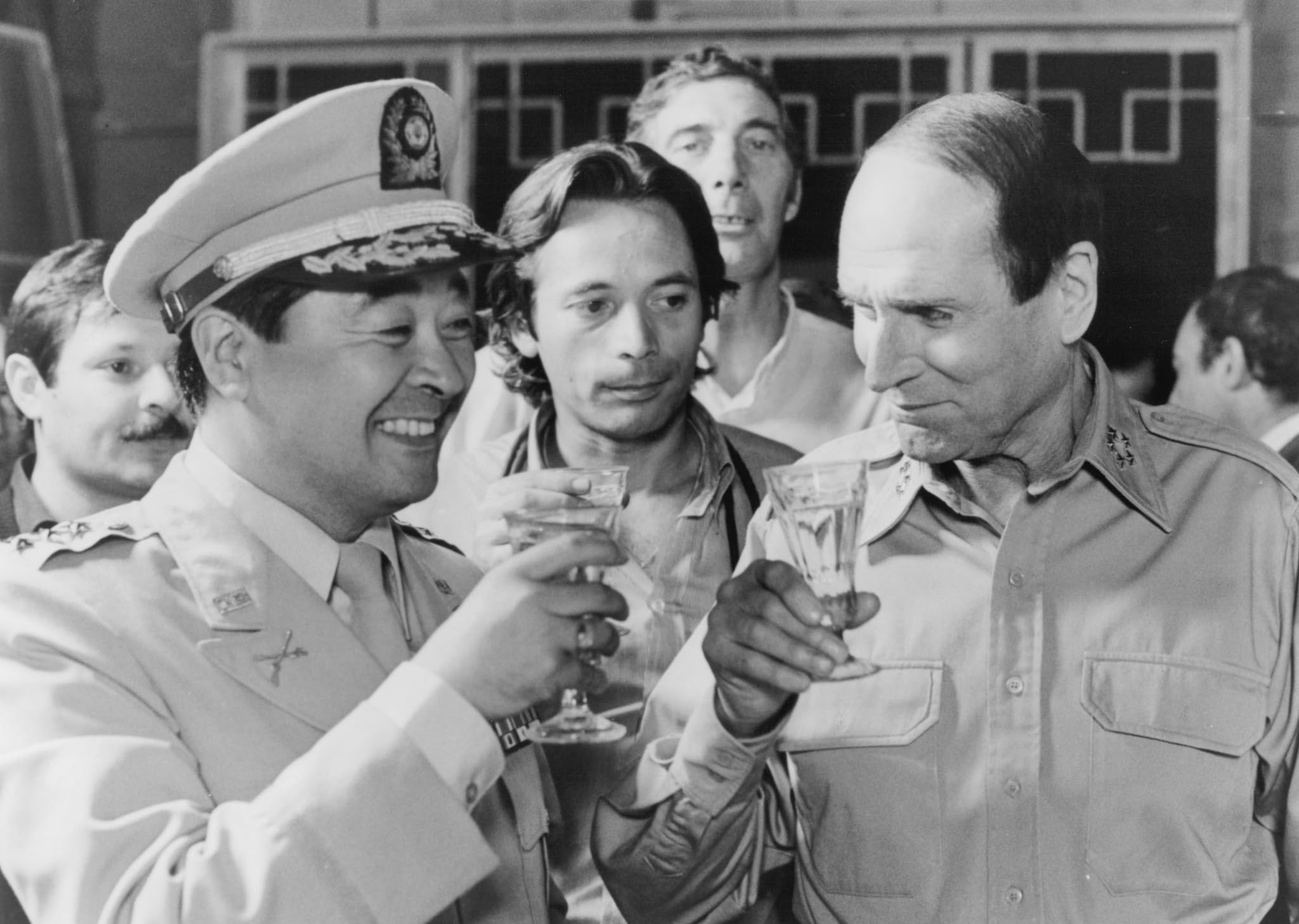¿Por qué ‘Hermanos de Sangre’ sigue siendo la miniserie más impactante? Laurence Olivier y el cheque de ‘Inchon’: ¿por qué aceptó el peor papel de su vida y qué nos dice hoy?