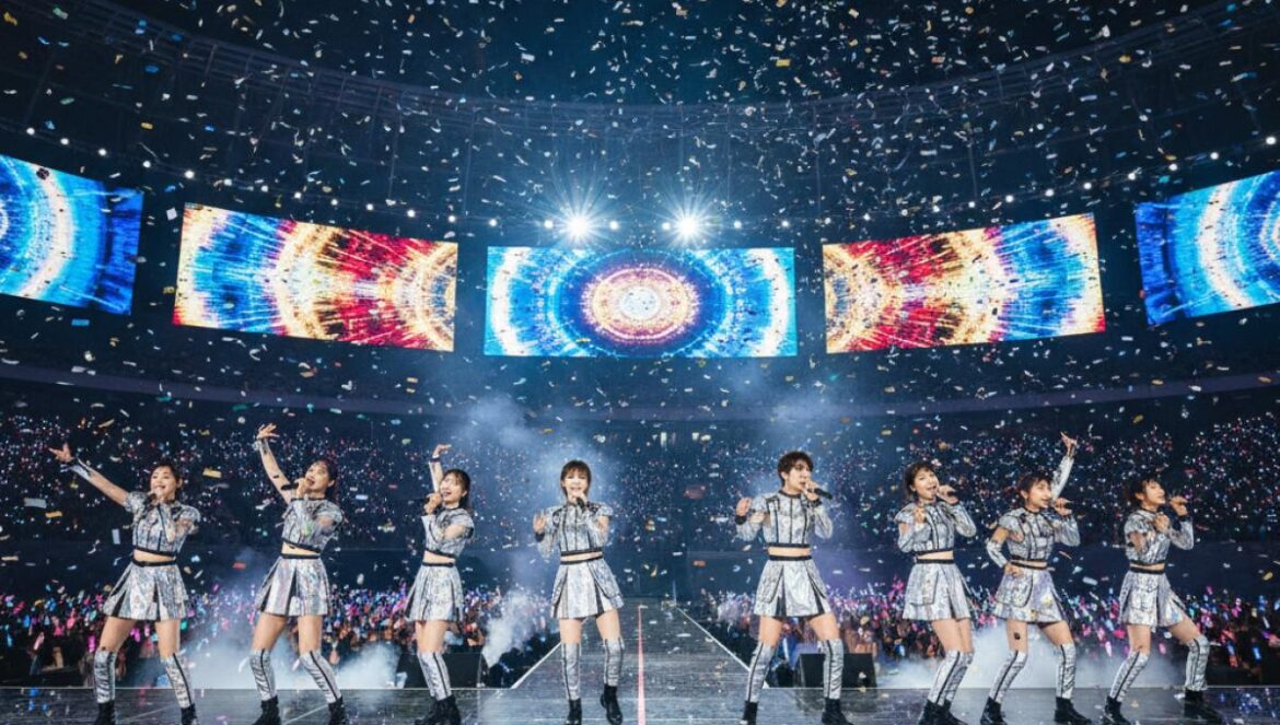 Music Bank Global Festival 2025 en Japón: primer concierto K‑pop en el Estadio Nacional y un lineup que enciende redes Grupo de idols K‑pop actuando en un estadio nocturno, luces LED, confeti y público con lightsticks.