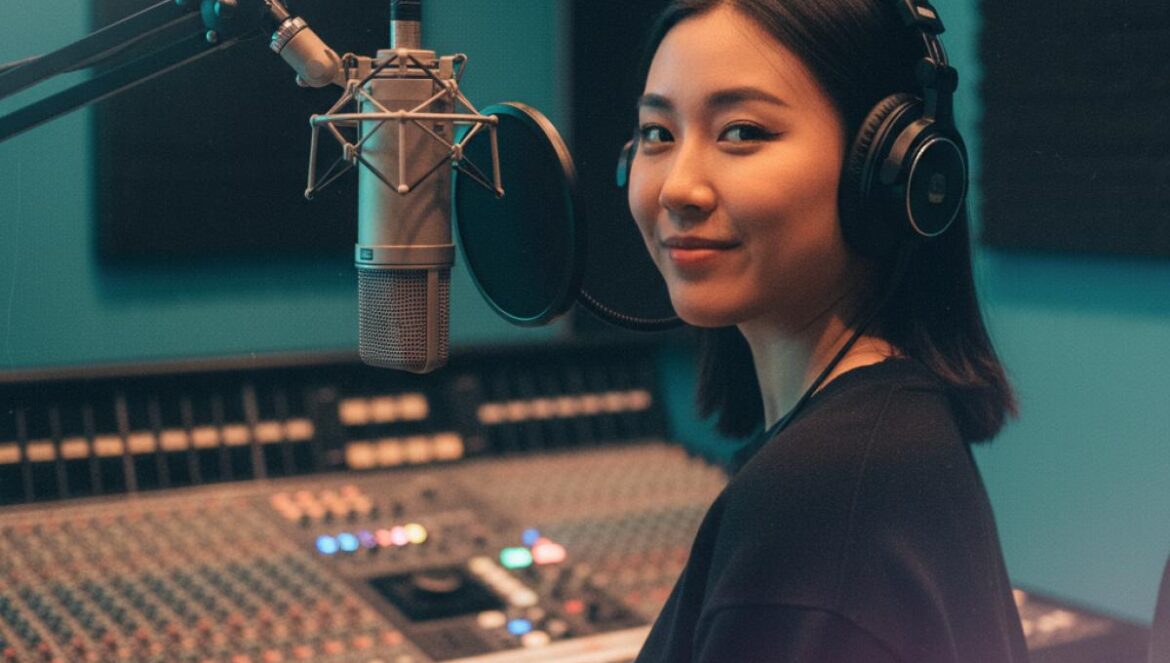 Jisoo de BLACKPINK vuelve al estudio: prepara álbum del grupo y su nueva era en solitario con sello propio Cantante asiática con auriculares frente a un micrófono en un estudio, concentrada.