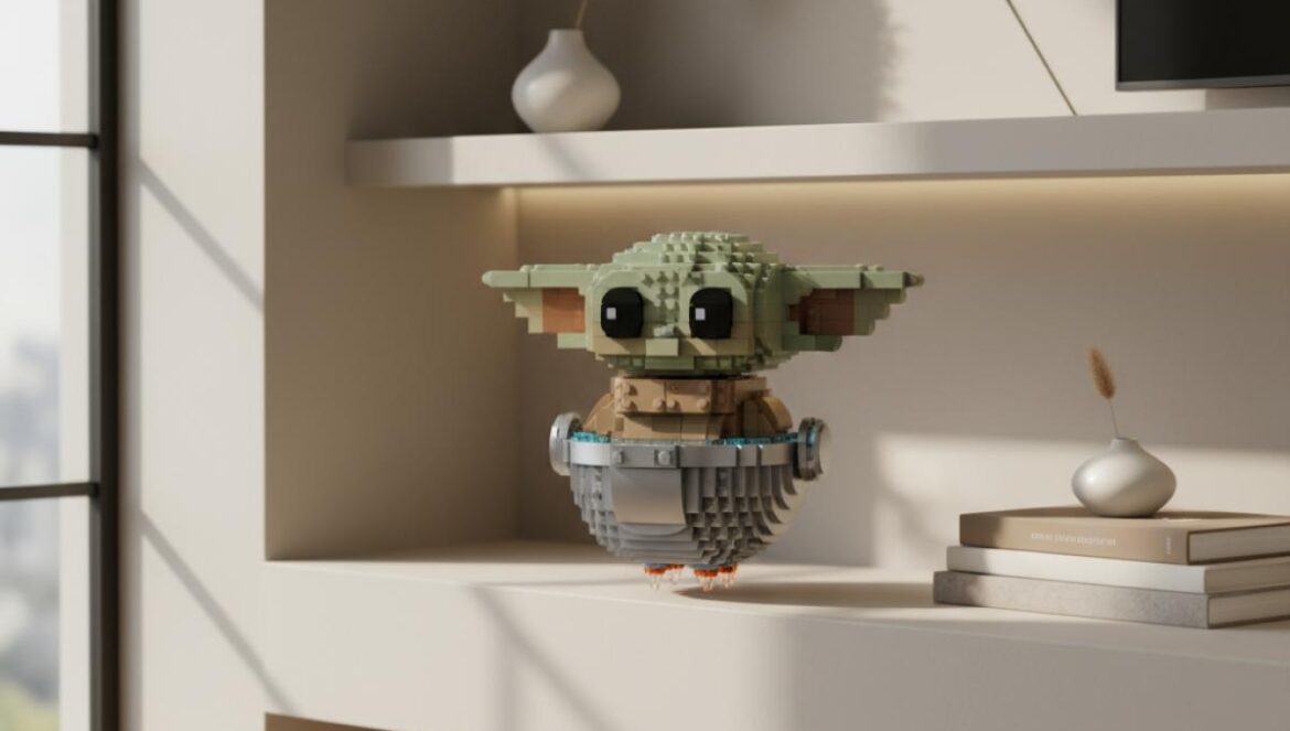 LEGO Grogu cae a mínimo histórico: el set con cápsula flotante se agota en Amazon y enamora a coleccionistas Figura tipo bloque de un bebé alienígena en cápsula flotante sobre una estantería minimalista, iluminada con luz natural.