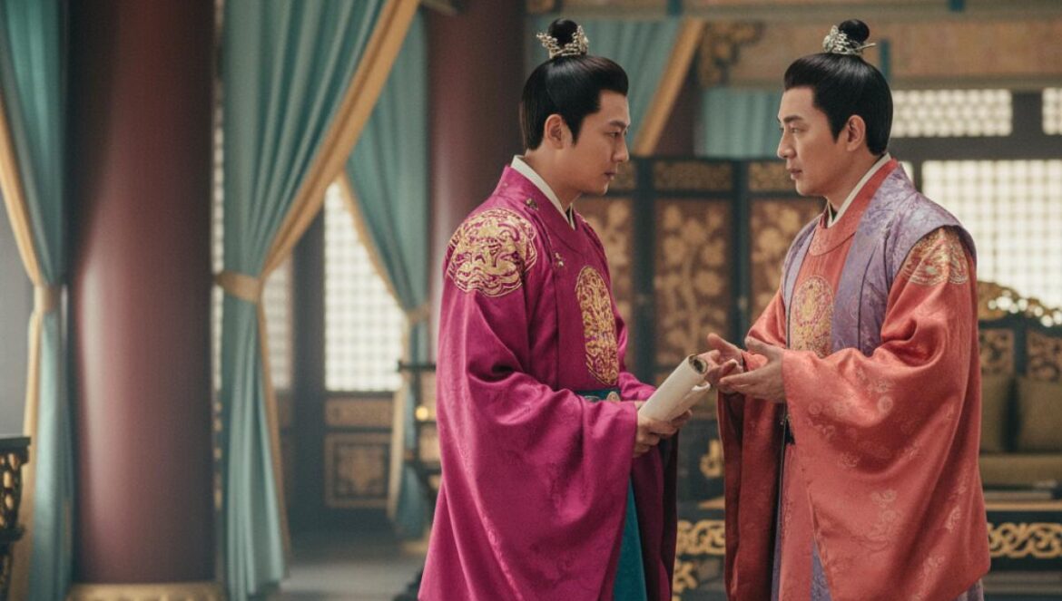 Moon River: el regreso feroz de Kang Tae Oh con Jin Goo en un duelo de ambición, moda y venganza palaciega Dos hombres coreanos con hanbok se miran tensos en un salón palaciego, luz suave y biombos de seda.