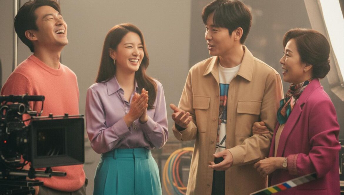 To the Moon: amistades reales en el set y un final inminente que separa a Lee Sun Bin y Kim Young Dae Elenco asiático en un set de rodaje, riendo entre tomas, con luces de estudio y una claqueta desenfocada al fondo.