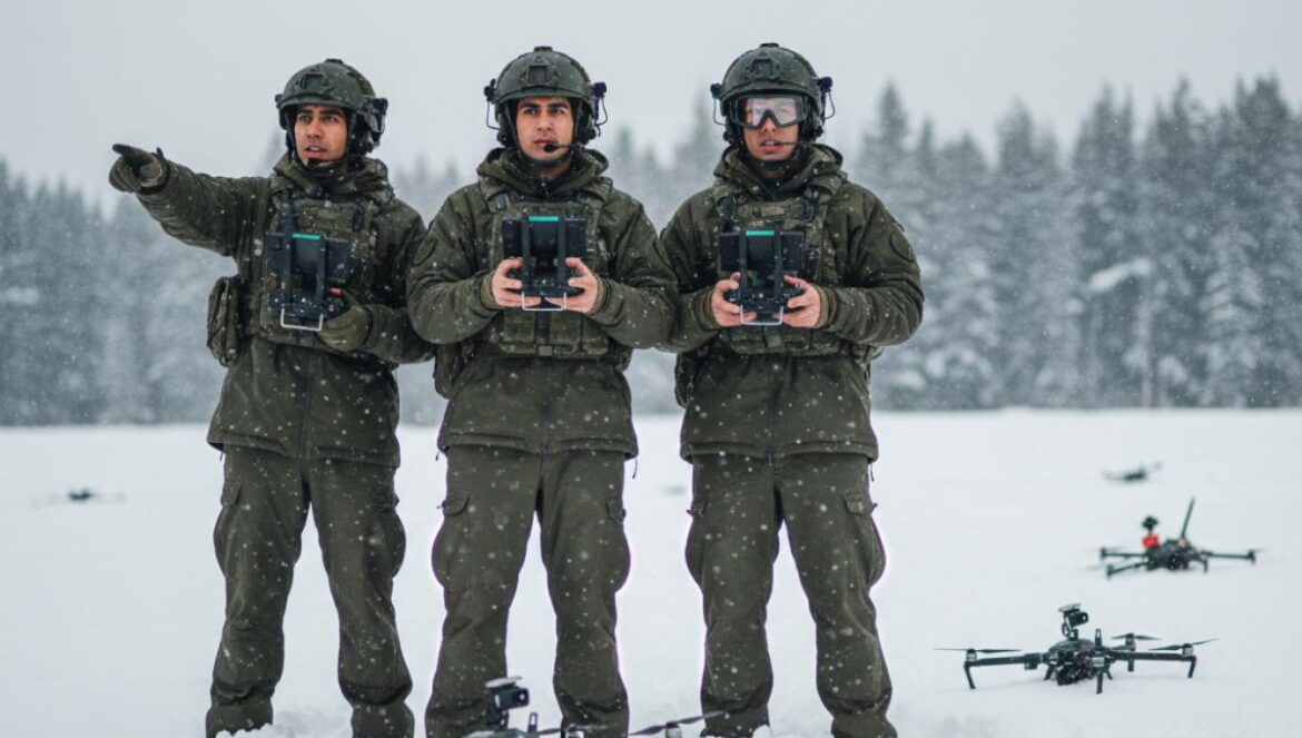 Ucrania, drones y un giro brutal: de norcoreanos a cubanos en el frente ruso por una promesa irresistible Jóvenes latinoamericanos con uniformes de invierno pilotan drones FPV en un campo nevado.