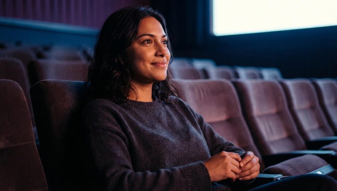 Kim HyeSoo mueve ficha por el cine indie coreano Joven en una sala de cine oscura mira la pantalla iluminada por la luz del proyector.