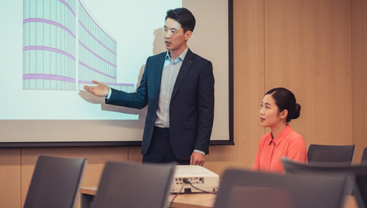 Last Summer cambia las reglas: el duelo en el ayuntamiento que reescribe la química de Lee Jae Wook y Choi Sung Eun Un hombre joven en traje presenta ante autoridades; una mujer observa atenta entre el público.