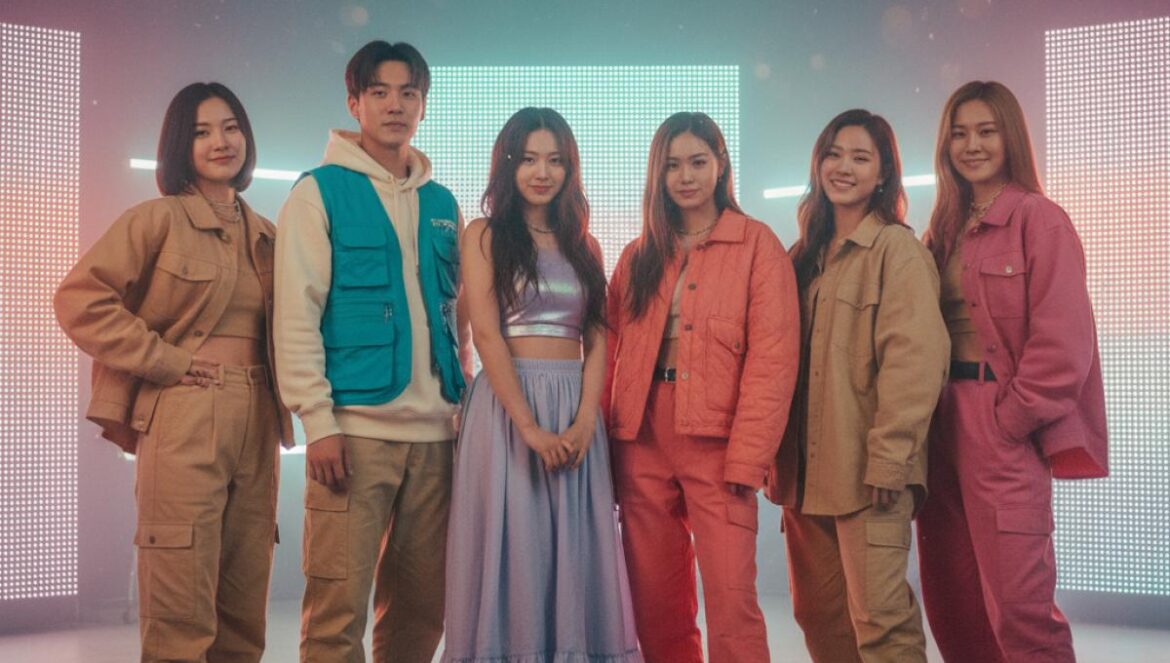 LE SSERAFIM y j-hope: por qué “SPAGHETTI” en 3 semanas en UK cambia el juego del K-pop global Grupo de chicas y un chico asiáticos en ropa urbana posan en un set tipo videoclip con luces de colores.