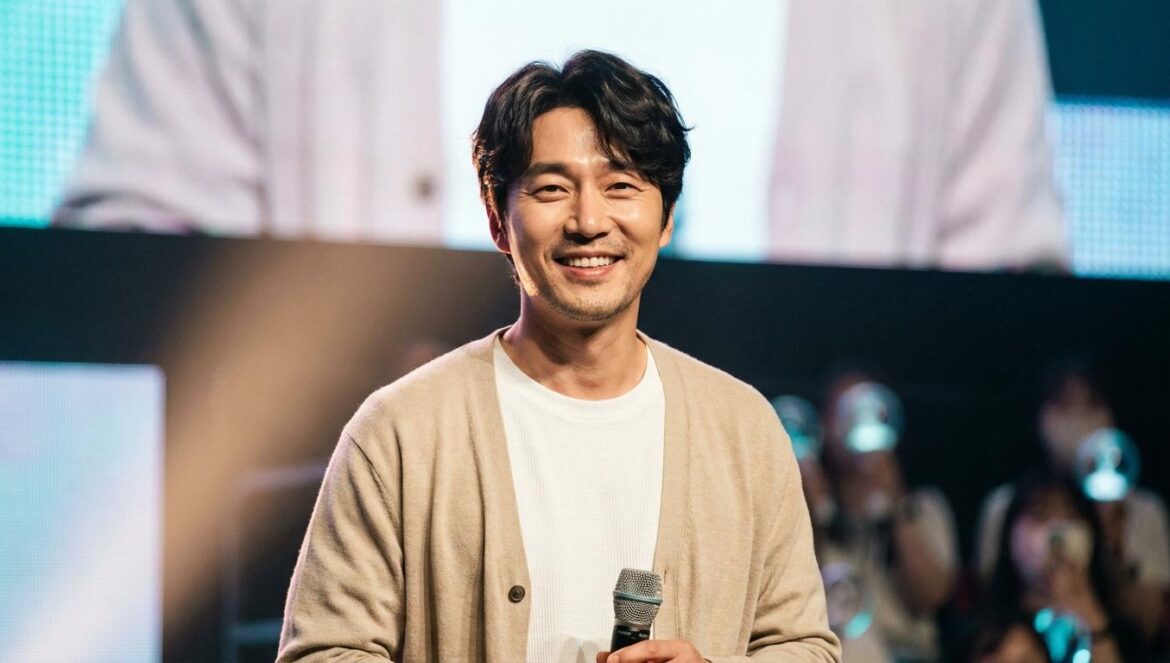 Lee Dong Wook y su tour “MY SWEET HOME”: por qué este fan meeting importa más de lo que parece Actor coreano de mediana edad sonriendo con un micrófono en un escenario de fan meeting.