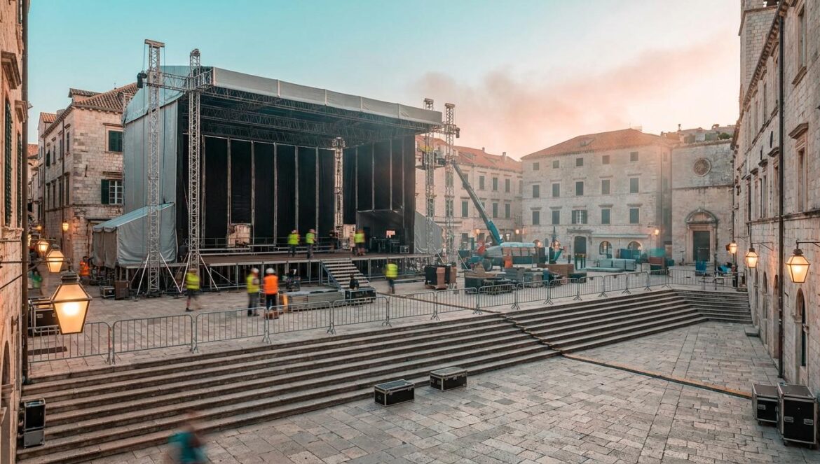 BTS comeback show en Gwanghwamun: por qué volver a una plaza pública lo cambia todo Escenario al aire libre montándose en una plaza histórica, con escaleras de piedra, vallas de control y luz de tarde