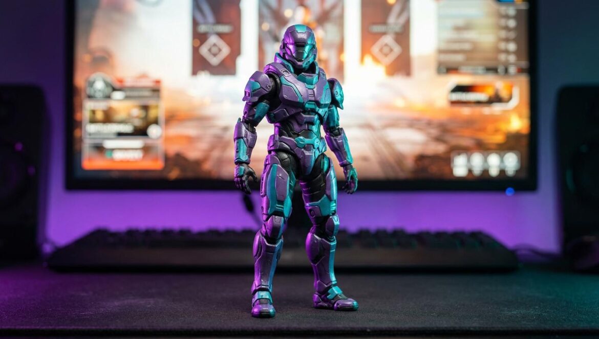 Fortnite y NECA: las figuras que cierran el círculo digital Primer plano de una figura de acción estilizada sobre un escritorio de gaming, iluminación cinematográfica en tonos púrpura y azul con fondo desenfocado.