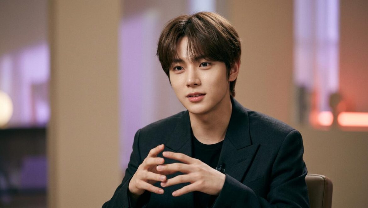 Kangmin debuta con Free Falling y redefine su identidad Kangmin de VERIVERY posando durante una entrevista promocional para el lanzamiento de su primer álbum en solitario titulado Free Falling en Seúl.