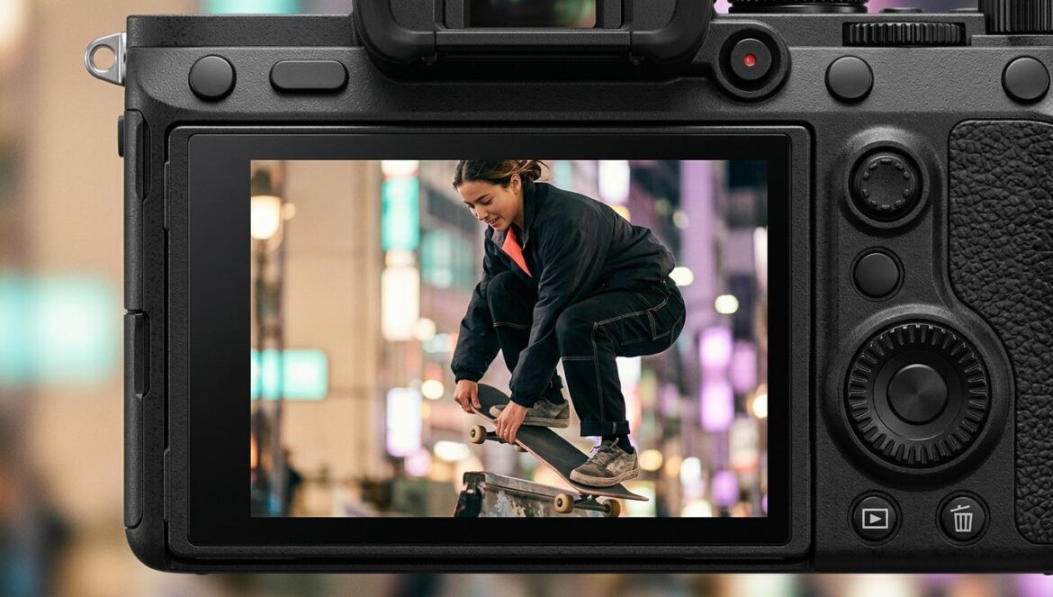 La Generación Z redefine el éxito: de la ansiedad a la acción Pantalla de una cámara digital mostrando a una joven atleta en movimiento con luces de neón desenfocadas al fondo.