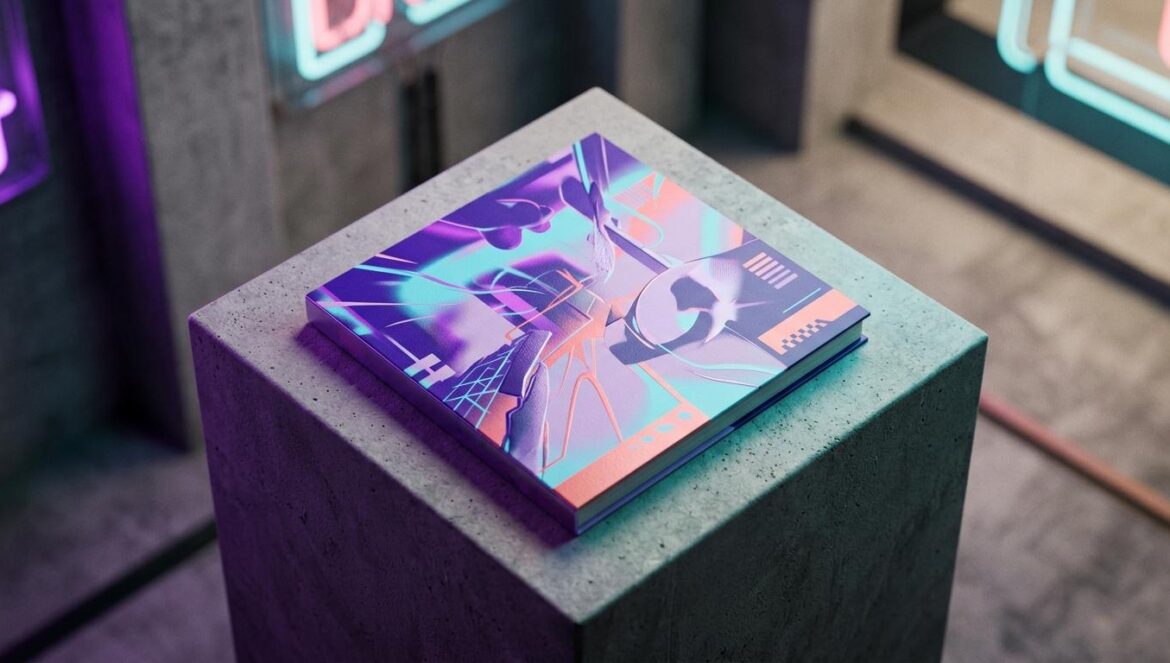 «Backtalk» de EVNNE: el reto de los cinco miembros Portada de un álbum de K-pop sobre un pedestal de concreto con iluminación de neón púrpura y cian en un entorno urbano minimalista.