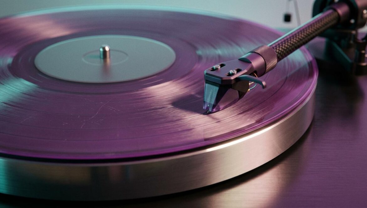 James K reinventa ‘Friend’ junto a Objekt y la escena club Primer plano de un vinilo translúcido girando en un tocadiscos bajo luces de estudio de color neón suave