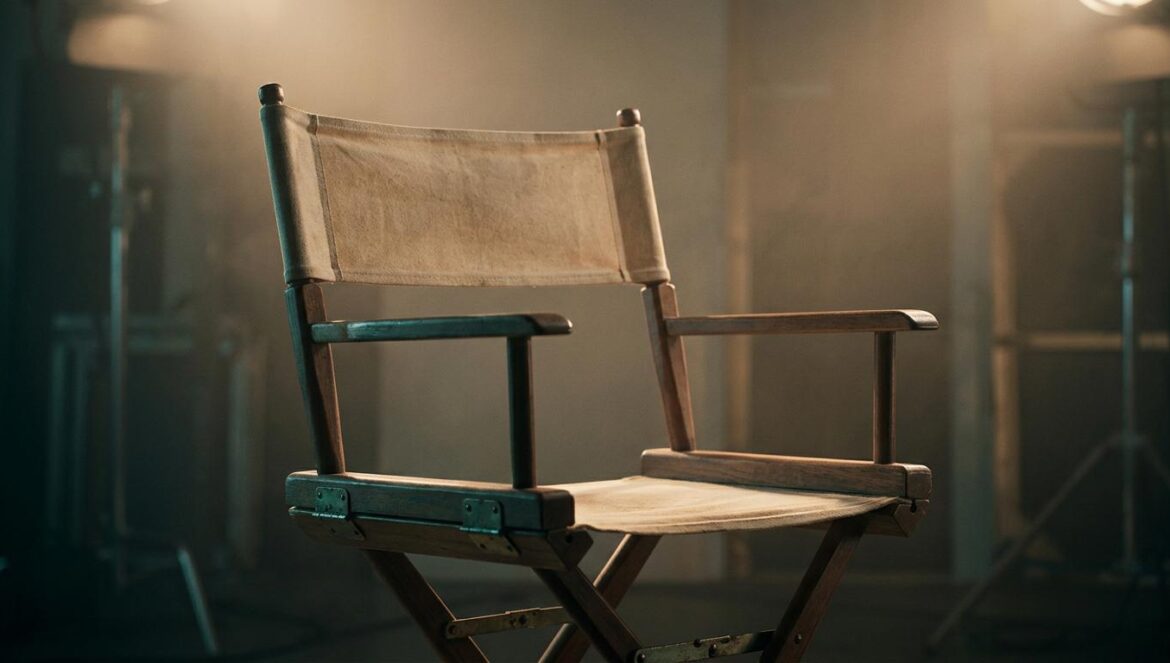 We Are All Trying Here: el final de un K-drama que dolió Una silla de director vacía en un estudio de cine con iluminación tenue en tonos cálidos e intensas sombras turquesas.