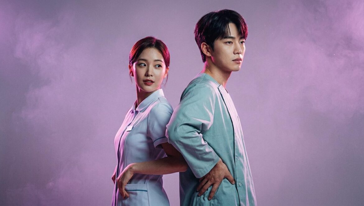 Doctor on the Edge: ¿por qué este K-drama rompe el género? Retrato editorial de un actor coreano vestido de médico y una actriz coreana de enfermera, de espaldas en un estudio con iluminación dramática magenta y lila.