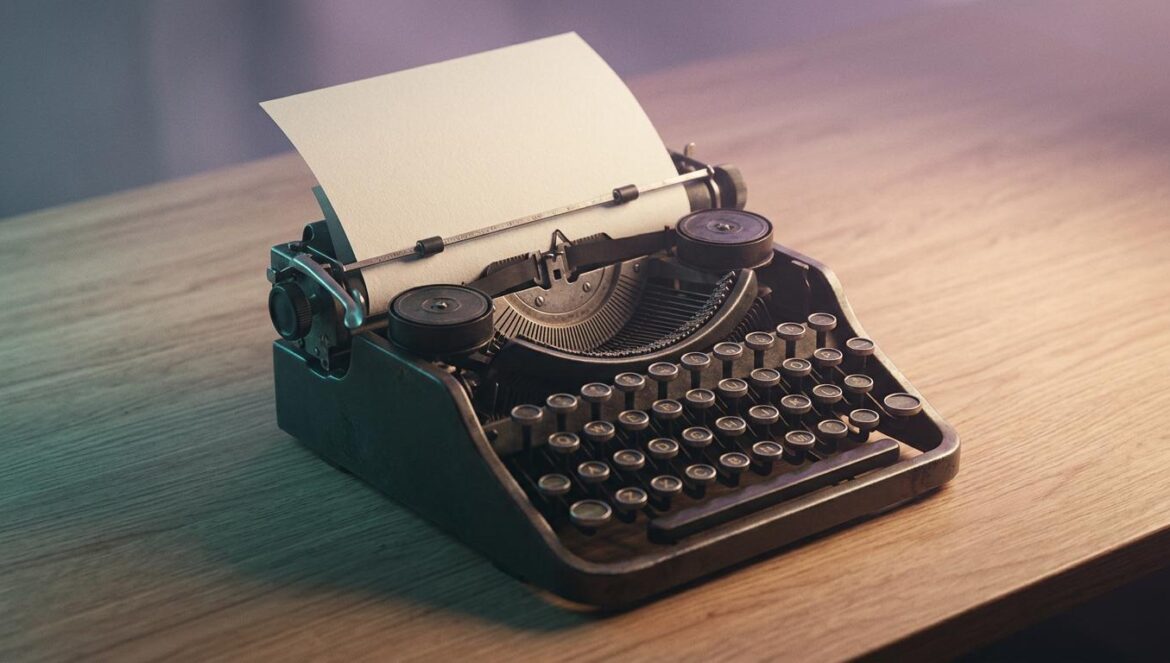 ChatGPT silencia a una generación entera, acusa Dave Eggers Una máquina de escribir antigua de metal negro sobre una mesa de madera clara con un papel en blanco, bajo iluminación cinematográfica cálida y fría.