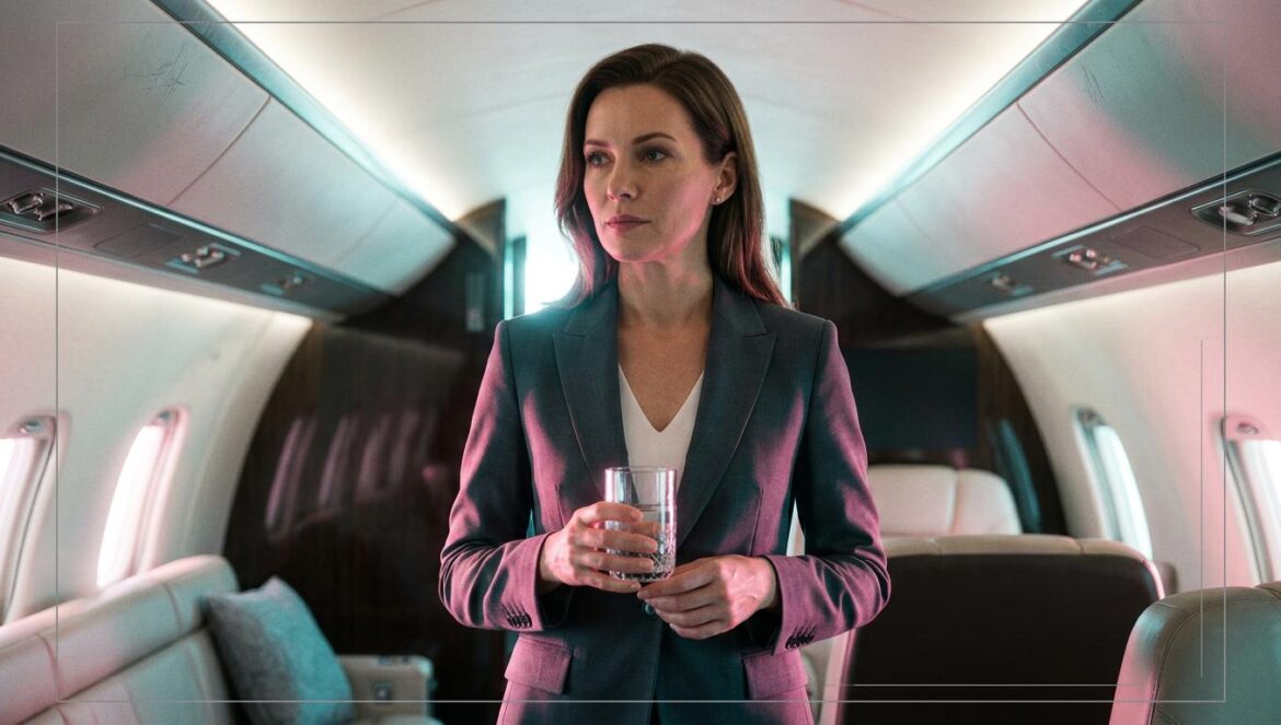 Retrato editorial de un detective elegante con traje de lujo sosteniendo un vaso de cristal dentro de un jet privado, con iluminación dramática magenta y turquesa.
