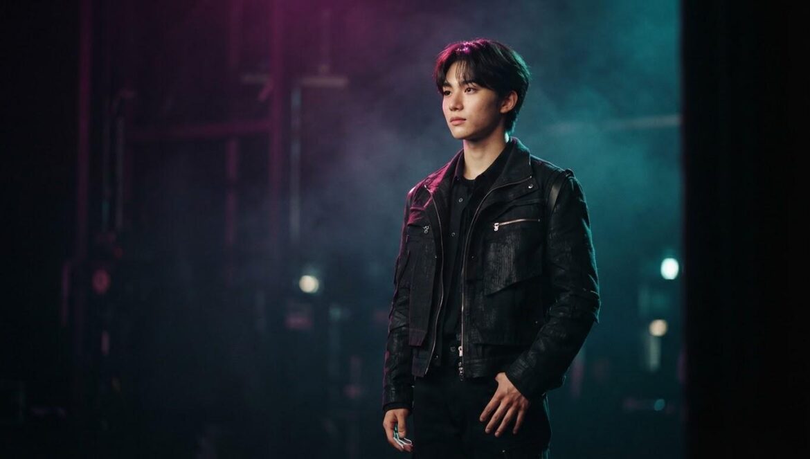 Taemin gira mundial LiMiNaL: el salto del rey solista Retrato editorial de un artista de K-pop sobre un escenario oscuro iluminado con luces de neón magenta y turquesa.